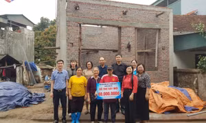 MTTQ huyện Tiên Yên trao tiền hỗ trợ xây nhà mới cho hộ dân khó khăn về nhà ở