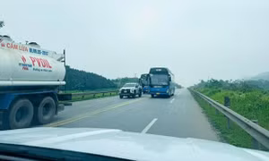Phạt xe khách lấn làn, vượt ẩu gây nguy hiểm trên cao tốc Nội Bài - Lào Cai