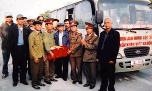 Đưa liệt sĩ trở về quê hương