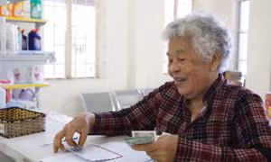 Hơn 3,4 triệu người nhận lương hưu, trợ cấp tháng 5 sớm