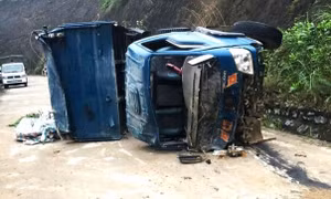 Xe chở vật liệu lật giữa đường, tài xế tử vong tại chỗ