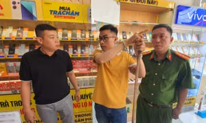 Quản lý cửa hàng Điện máy xanh đập vỡ cửa kính, trộm 18 điện thoại