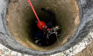 Trục vớt chiếc két sắt do trộm phi tang dưới đáy giếng ở Kon Tum