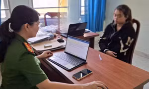 Tạm giữ hình sự bảo mẫu 26 tuổi đánh, tát liên tục vào đầu bé gái