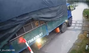 Điều khiển xe tải ‘liều mạng’ băng qua đường ngang, phá hỏng chắn đường sắt đang đóng
