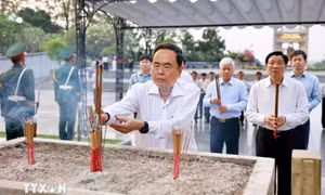 Chủ tịch Quốc hội Trần Thanh Mẫn dâng hương tưởng niệm các Anh hùng liệt sỹ