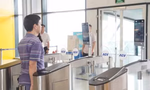 Hành khách đã có thể bay bằng công nghệ sinh trắc học ở Nội Bài
