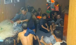 Hai thuyền viên sống sót sau gần 20 giờ trôi dạt trên biển