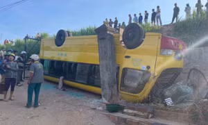 Ôtô chở 20 học sinh bị lật