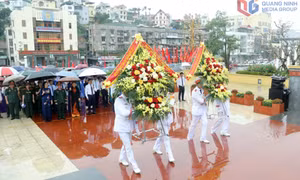 Đoàn đại biểu tỉnh dâng hương tại Đài tưởng niệm các anh hùng liệt sĩ và Tượng đài đồng chí Vũ Văn Hiếu