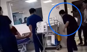 Bác sĩ cấp cứu thành công dù bị người nhà bệnh nhân gào chửi, đấm đạp