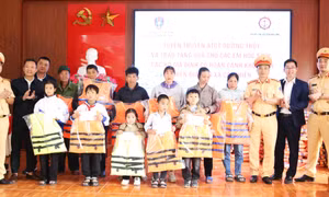 Tặng áo phao, mũ bảo hiểm cho gia đình chính chính sách, học sinh vượt khó tại Cái Chiên, Hải Hà