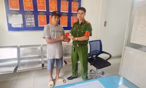 Người bán bánh mì ở TP.HCM nhặt được bao lì xì chứa 22,5 triệu đồng, đem giao nộp công an