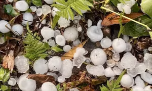 Mưa đá phủ trắng mặt đường ở Hà Giang