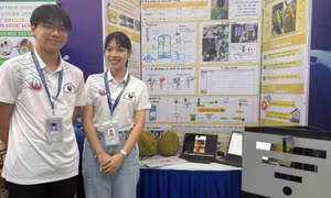 Học sinh chế máy tách vỏ sầu riêng