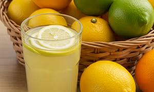 Uống nước cốt chanh vào buổi sáng khi đói để thải độc và chữa bệnh, bác sĩ khuyên gì?