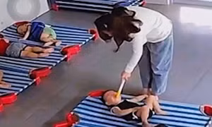 Bảo mẫu bạo hành trẻ ở Quảng Nam, gia đình phẫn nộ vì con hoảng loạn giữa đêm