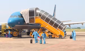 Sân bay Vân Đồn đón 345 khách có “Hộ chiếu vắc-xin” từ Mỹ về Việt Nam