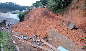 Sạt bờ taluy ở Đà Lạt vùi lấp 4 người, khiến 2 phụ nữ thiệt mạng