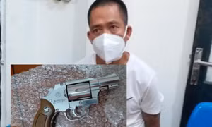 Đối tượng 4 tiền án mang theo súng "thông chốt" lên cầu Nhật Tân