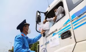 Hàng loạt xe lợi dụng luồng xanh dừng đỗ giao hàng bị xử phạt