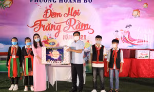 Chủ tịch UBND tỉnh thăm, tặng quà thiếu nhi nhân dịp Tết Trung thu