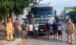 6 người trốn trên xe đầu kéo để “thông chốt” ra khỏi TP Vinh