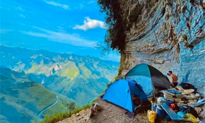 Đường chinh phục ‘Vách đá thần’ trên đỉnh núi Cô Tiên hớp hồn dân du lịch