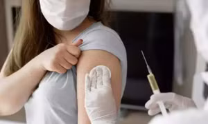 Phản ứng sau tiêm vắc xin Covid-19 giữa nam và nữ khác nhau thế nào?