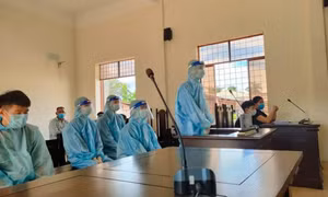 Rủ bạn leo rào vào trường học, chém học sinh vì ghen