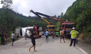 Sau 6h cứu nạn vụ lật xe, đường Hồ Chí Minh qua đèo Lò Xo đã thông trở lại