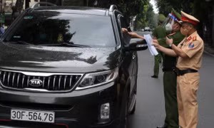 Không có giấy đi đường, tài xế trình bày "đi giao cáo phó" mong thoát phạt
