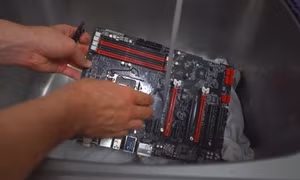 Mainboard dính quá nhiều bụi, có thể rửa sạch bằng nước và dung dịch rửa chén hay không?