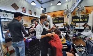 Nhân viên cắt, uốn tóc thuộc đối tượng được hỗ trợ