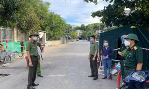 Ký giấy cho người ở vùng dịch về quê, phó chủ tịch xã bị đình chỉ