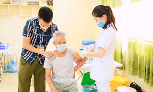  Huy động tổng lực tổ chức tiêm chủng vắc-xin diện rộng