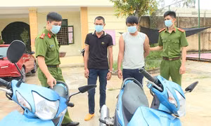 Khởi tố hai đối tượng cướp xe mô tô