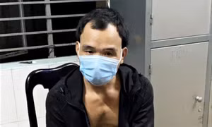 Nam thanh niên ngông cuồng tông chốt kiểm soát rồi lao vào đánh công an