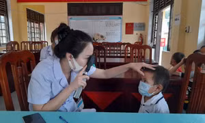 Khám sàng lọc và phẫu thuật miễn phí các dị tật mắt cho trẻ có hoàn cảnh khó khăn năm 2021