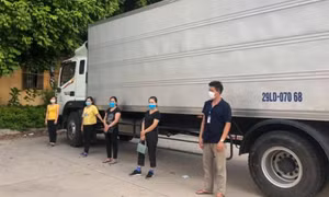 Bốn nữ công nhân trốn trong thùng xe “luồng xanh”