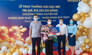 Một khách hàng nhận thưởng trên 300 triệu đồng của Vietinbank Móng Cái