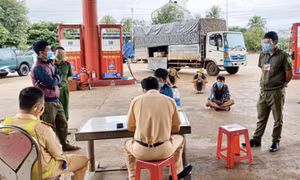 Tài xế xe “luồng xanh” giấu người trong thùng vượt chốt