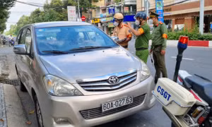 Thanh tra sở không có giấy đi đường, 'cố thủ' trong ôtô cả tiếng