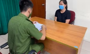Khởi tố người phụ nữ uống rượu, tấn công cảnh sát trực chốt ở Hà Nội