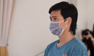 Nửa đêm vượt rào thăm bạn gái, chống người thi hành công vụ, lãnh án tù