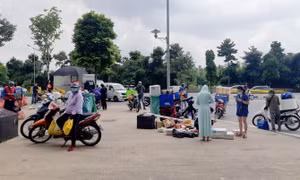 Nguy cơ lây lan dịch cao khi shipper tụ tập giao hàng
