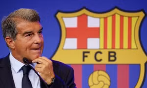 Về lại Barca, sóng gió liên tục ập đến Laporta