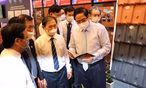 Thủ tướng Phạm Minh Chính thăm gian hàng Gốm Đất Việt 