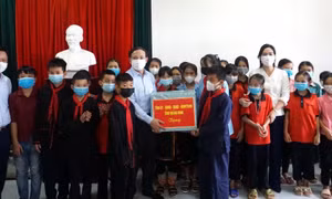 Đồng chí Bí thư Tỉnh ủy thăm, tặng quà Tết Trung thu cho học sinh huyện Ba Chẽ