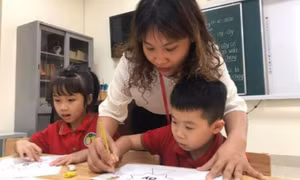 Trẻ lớp 1 học trực tuyến: Có thể học viết chậm hơn, không nên quá nôn nóng